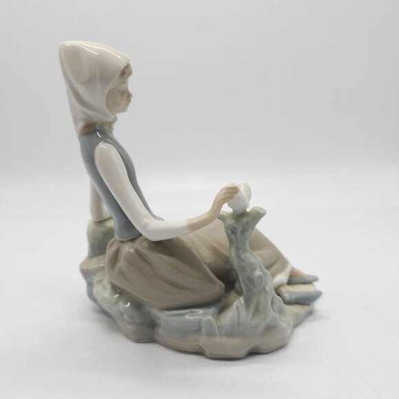 Lladro Porcelain Figurine Shepherdess with Dove Hand Made In Spain #4660 - Picture 4 of 7